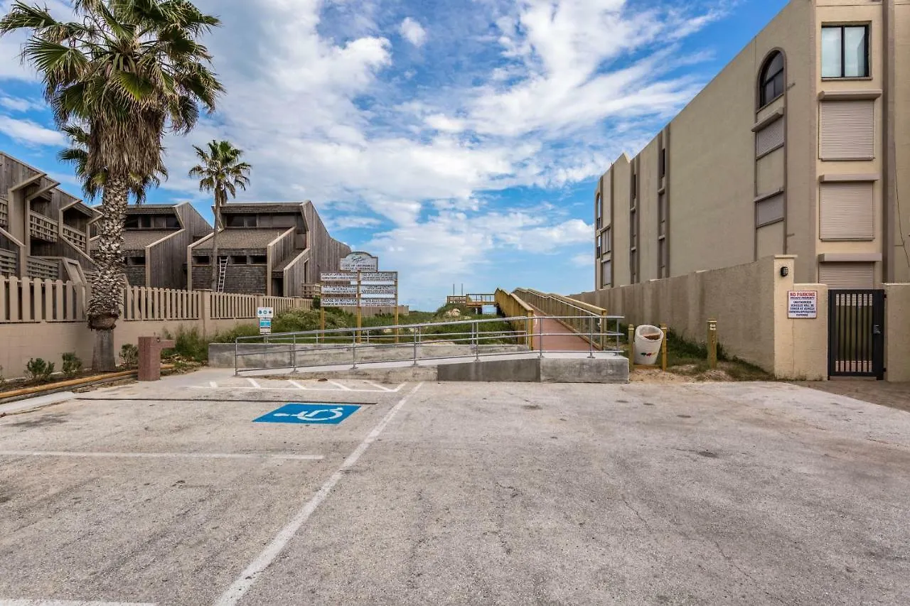 Beachview Condominiums: Palm Tree Pathway Hotel *