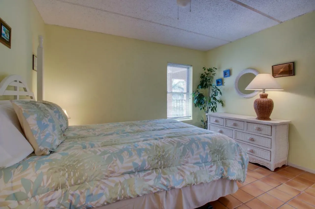 Beachview Condominiums: Palm Tree Pathway