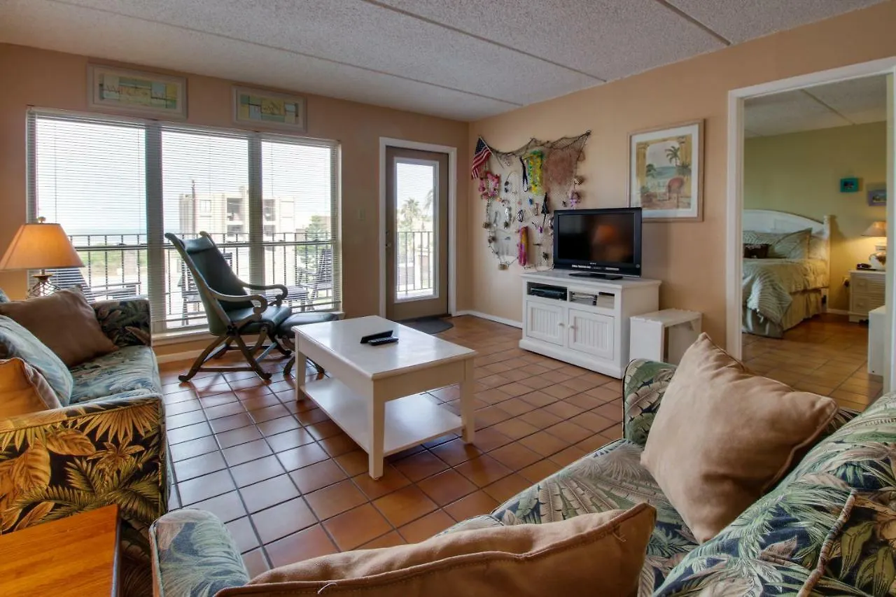 Hotel Beachview Condominiums: Palm Tree Pathway *