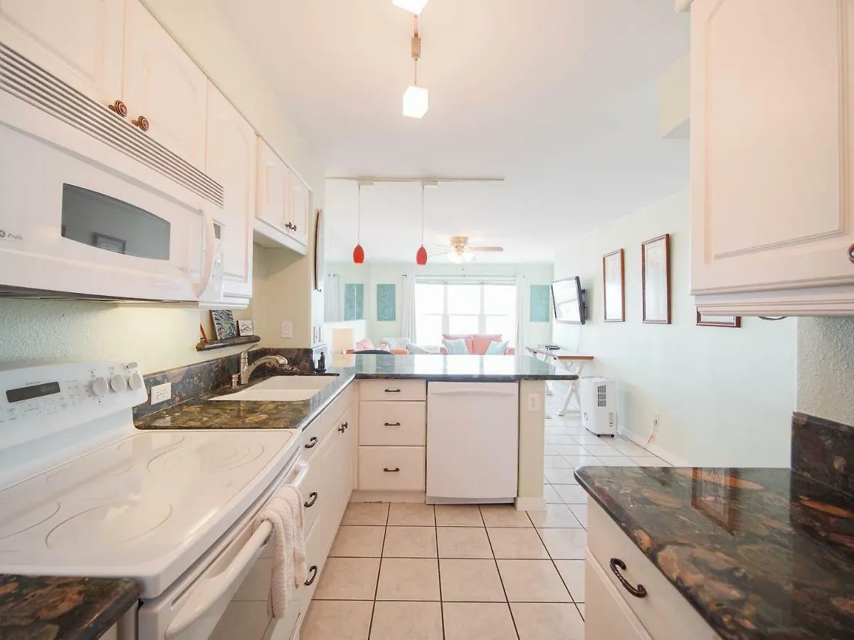 Relaxing Condo, Great Location, 3 Minute Walk To The