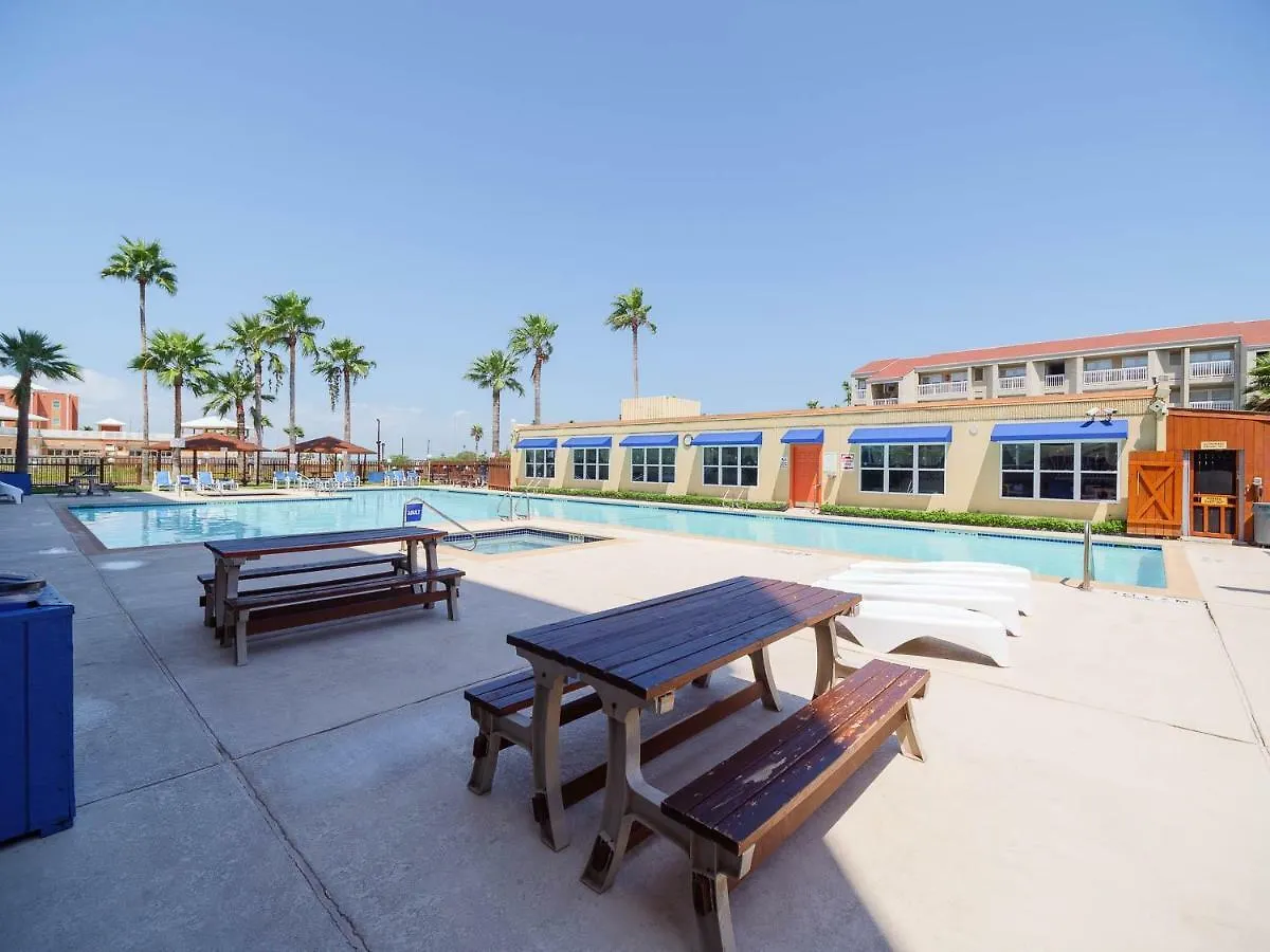 Relaxing Condo, Great Location, 3 Minute Walk To The Apartment *