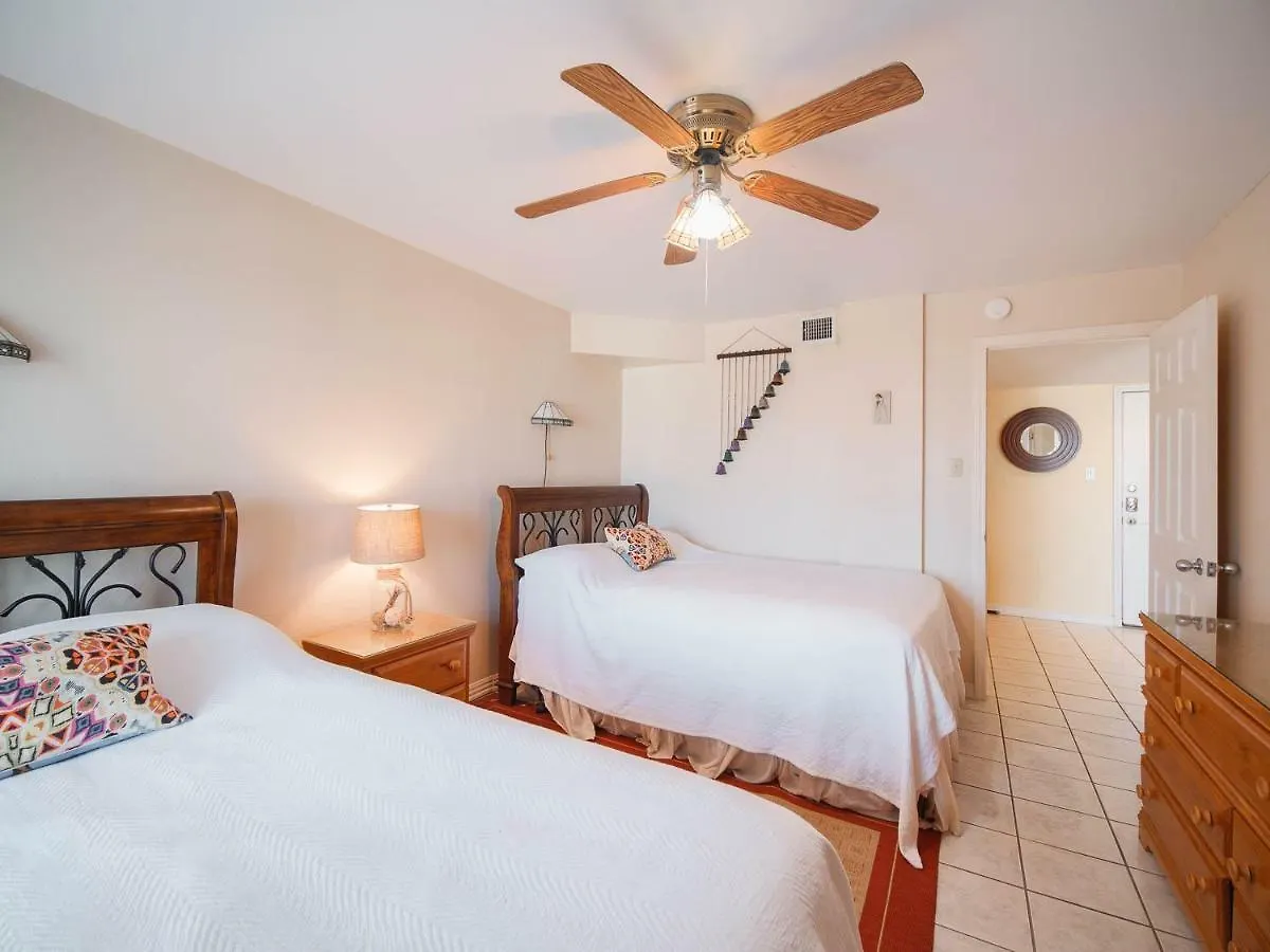 Apartment Relaxing Condo, Great Location, 3 Minute Walk To The