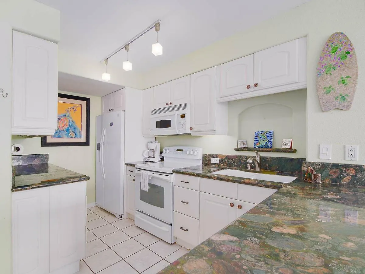 Apartment Relaxing Condo, Great Location, 3 Minute Walk To The *