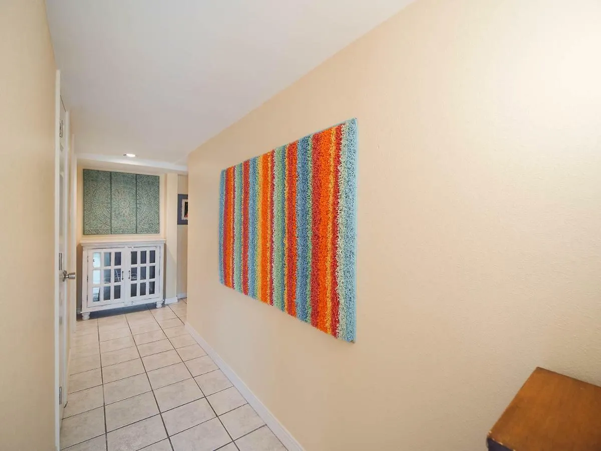 Relaxing Condo, Great Location, 3 Minute Walk To The