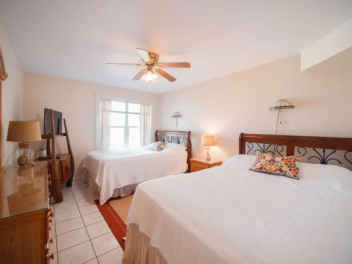 Apartment Relaxing Condo, Great Location, 3 Minute Walk To The