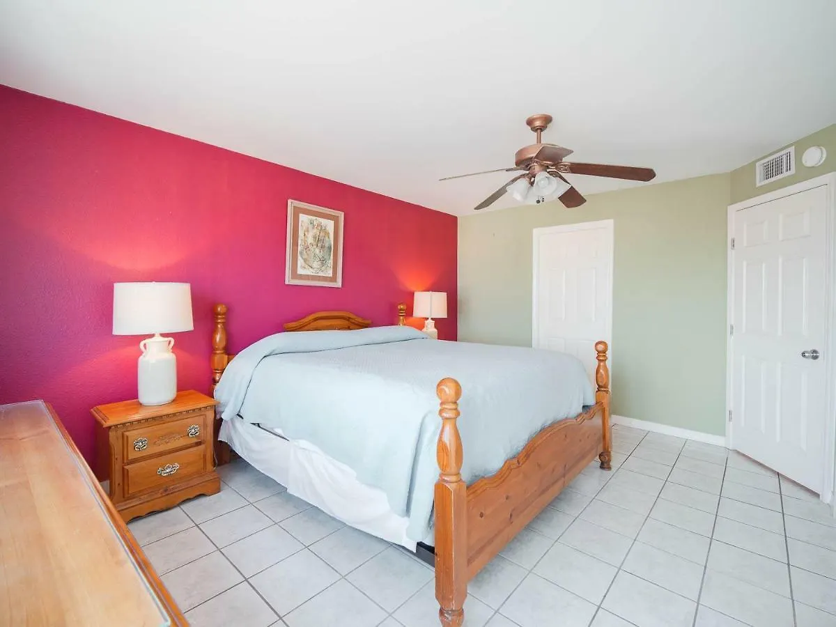 Relaxing Condo, Great Location, 3 Minute Walk To The