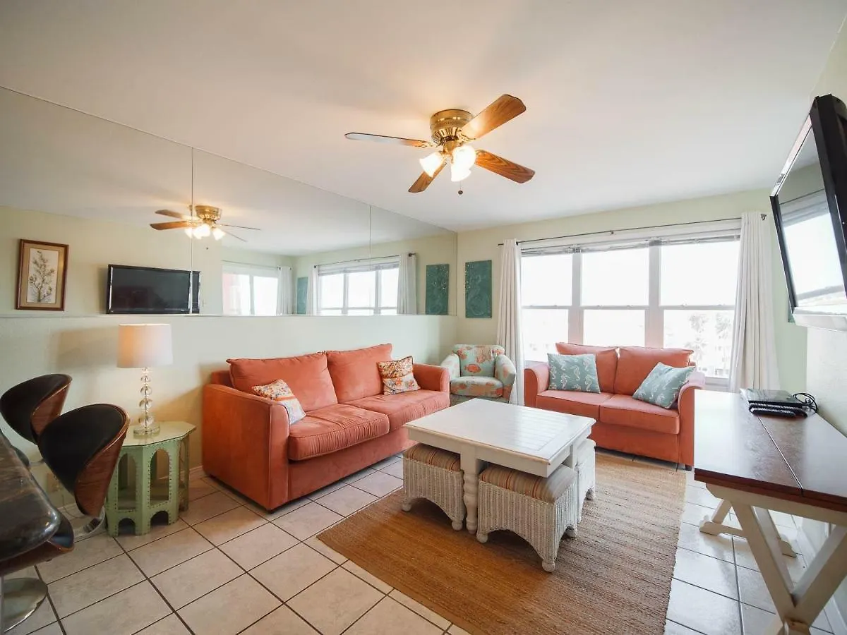 Relaxing Condo, Great Location, 3 Minute Walk To The *