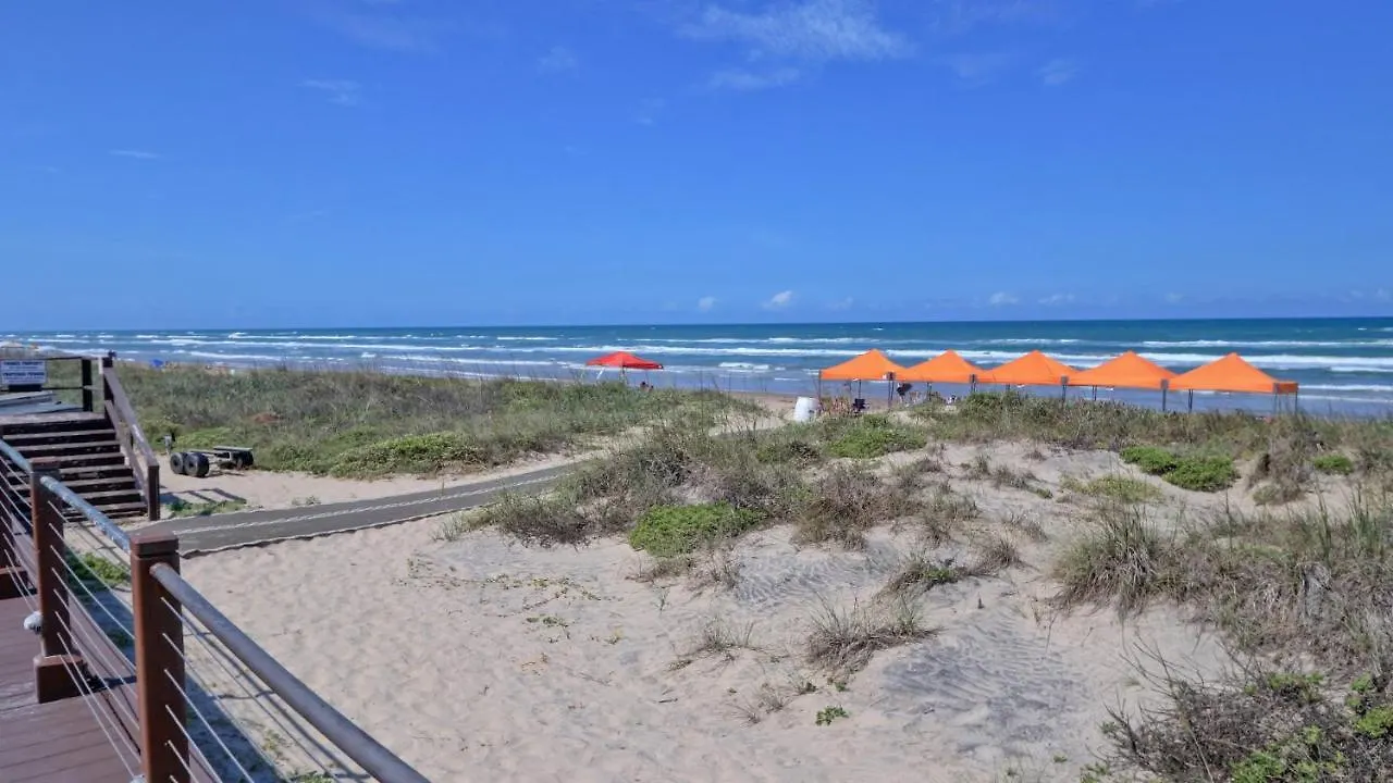 Blue View Beauty! Beachfront Resort, Shared Pools & Jacuzzi Holiday home *