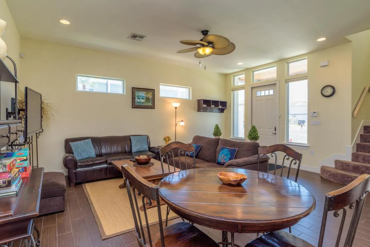 Capricorn - 2 Bedroom Short Walk To The Beach