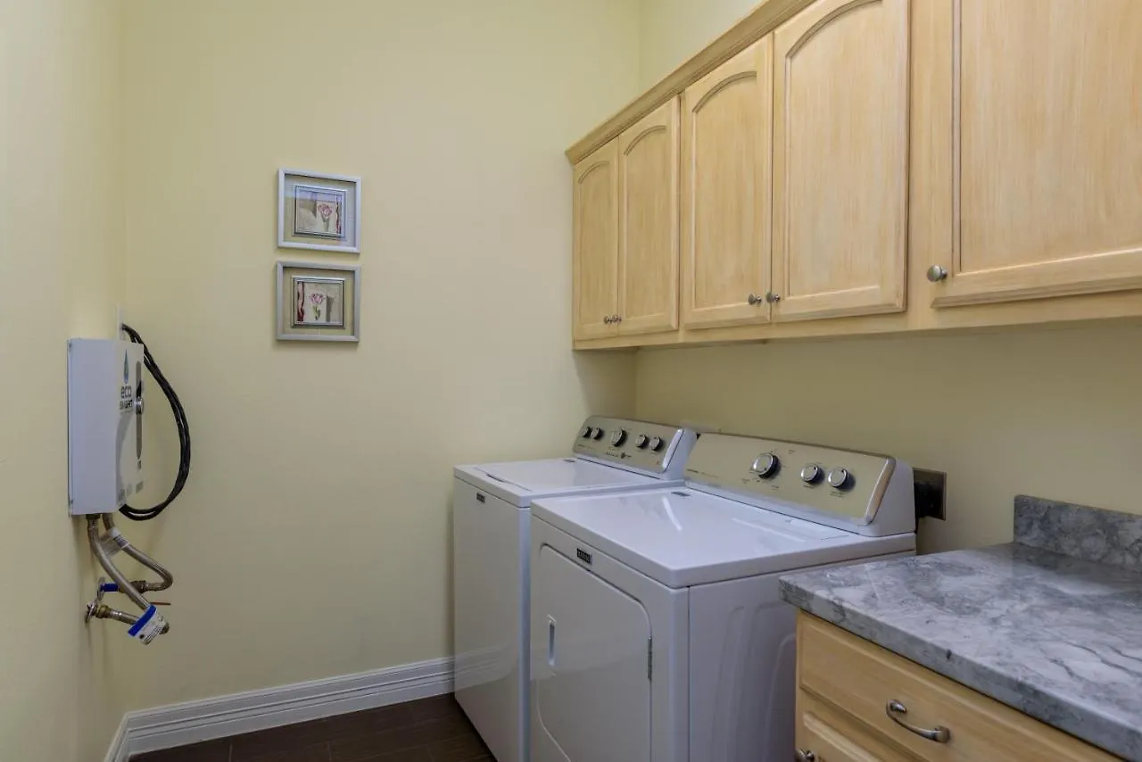 Capricorn - 2 Bedroom Short Walk To The Beach Apartment *