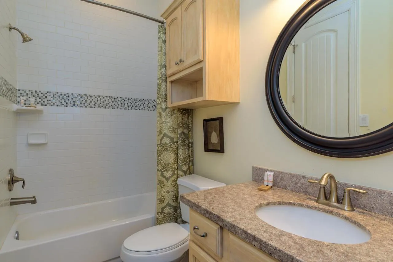 Capricorn - 2 Bedroom Short Walk To The Beach Apartment