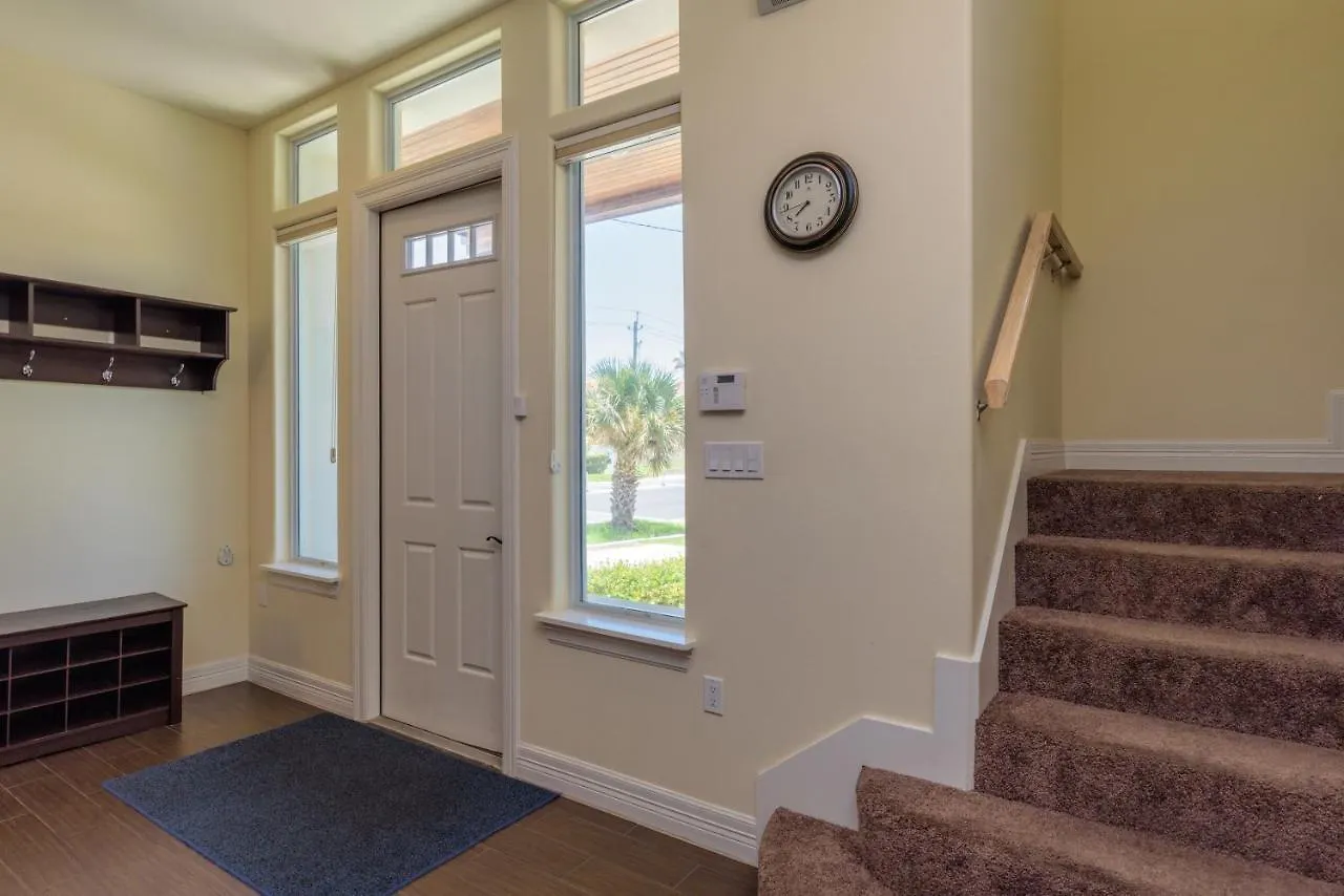 Capricorn - 2 Bedroom Short Walk To The Beach