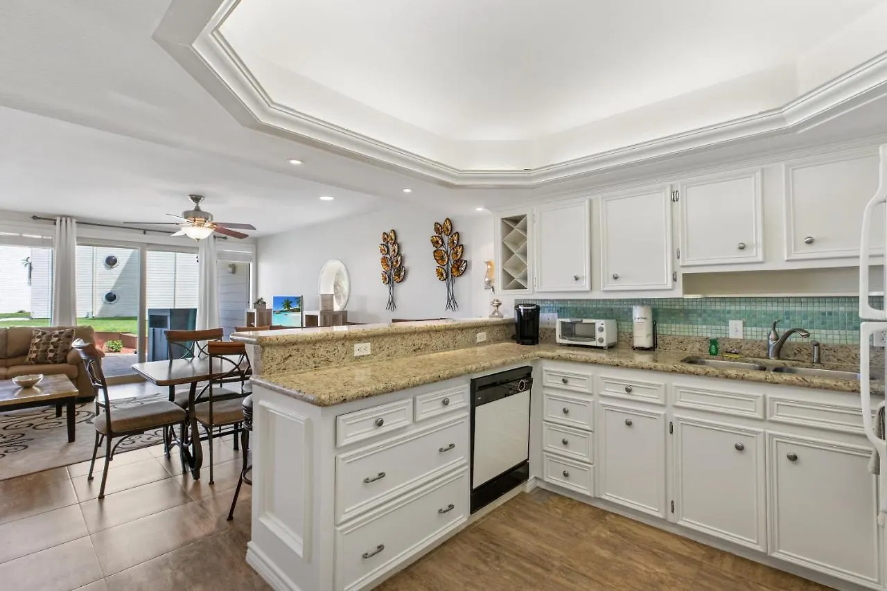 Holiday home Ground Floor, Spacious Patio And Only Steps Away From Beach And Pool!