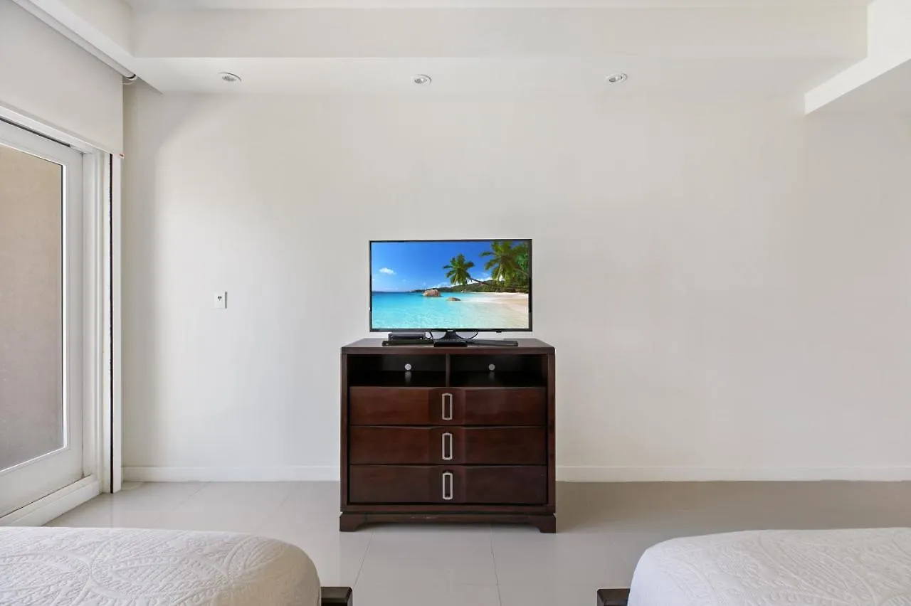 Perfect Big Family Getaway! Spectacular Large Balcony Overlooking The Pool Beachfront 別荘