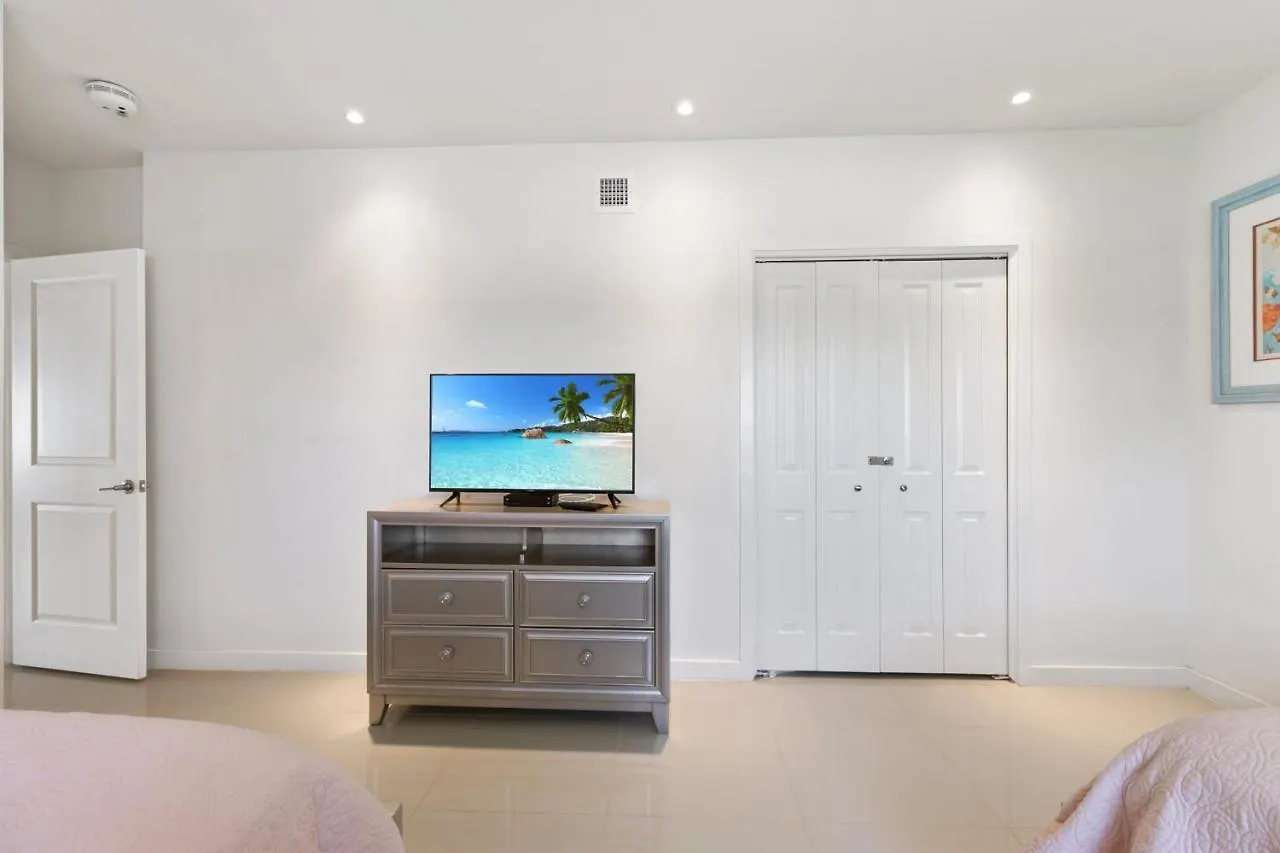 Perfect Big Family Getaway! Spectacular Large Balcony Overlooking The Pool Beachfront サウス・パドリー・アイランド