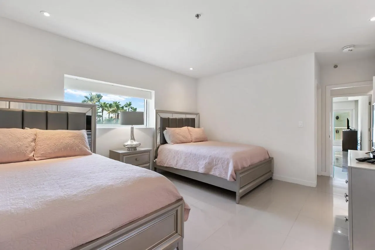 Perfect Big Family Getaway! Spectacular Large Balcony Overlooking The Pool Beachfront サウス・パドリー・アイランド