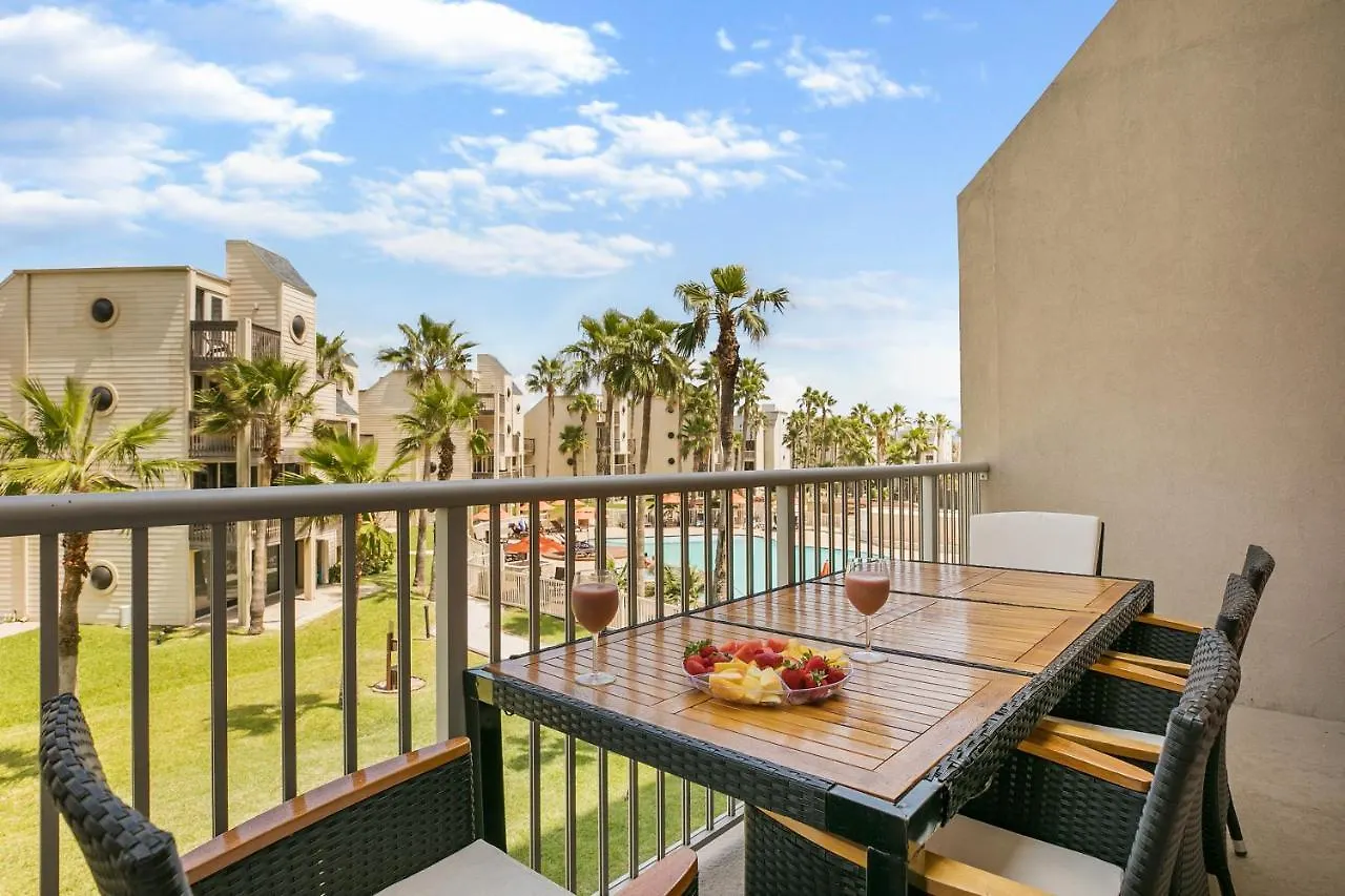 Perfect Big Family Getaway! Spectacular Large Balcony Overlooking The Pool Beachfront サウス・パドリー・アイランド