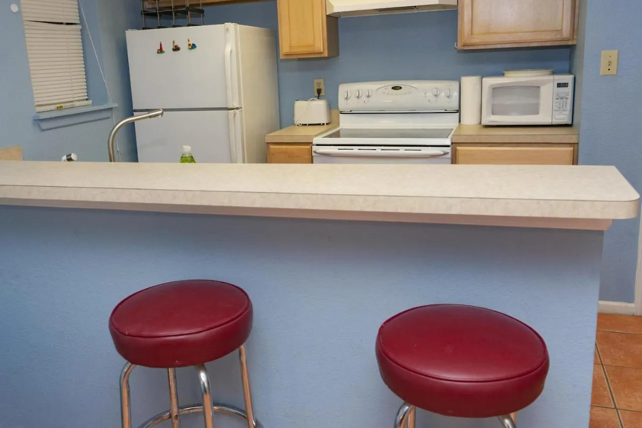 Walk To House In Heart Of Entertainment District - Atrium Unit 102 *