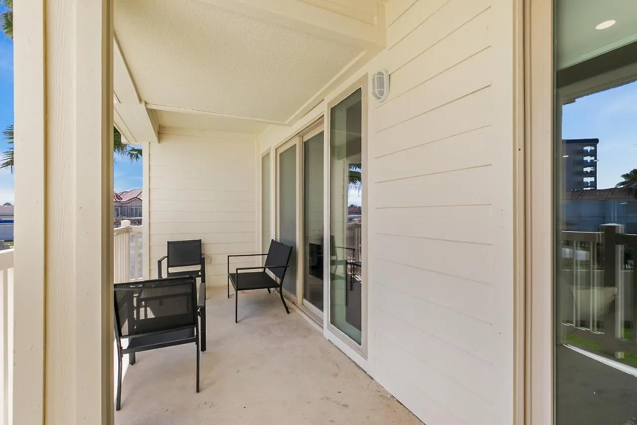 Fully Renovated Steps From The With Ocean View Balcony Semesterbostad
