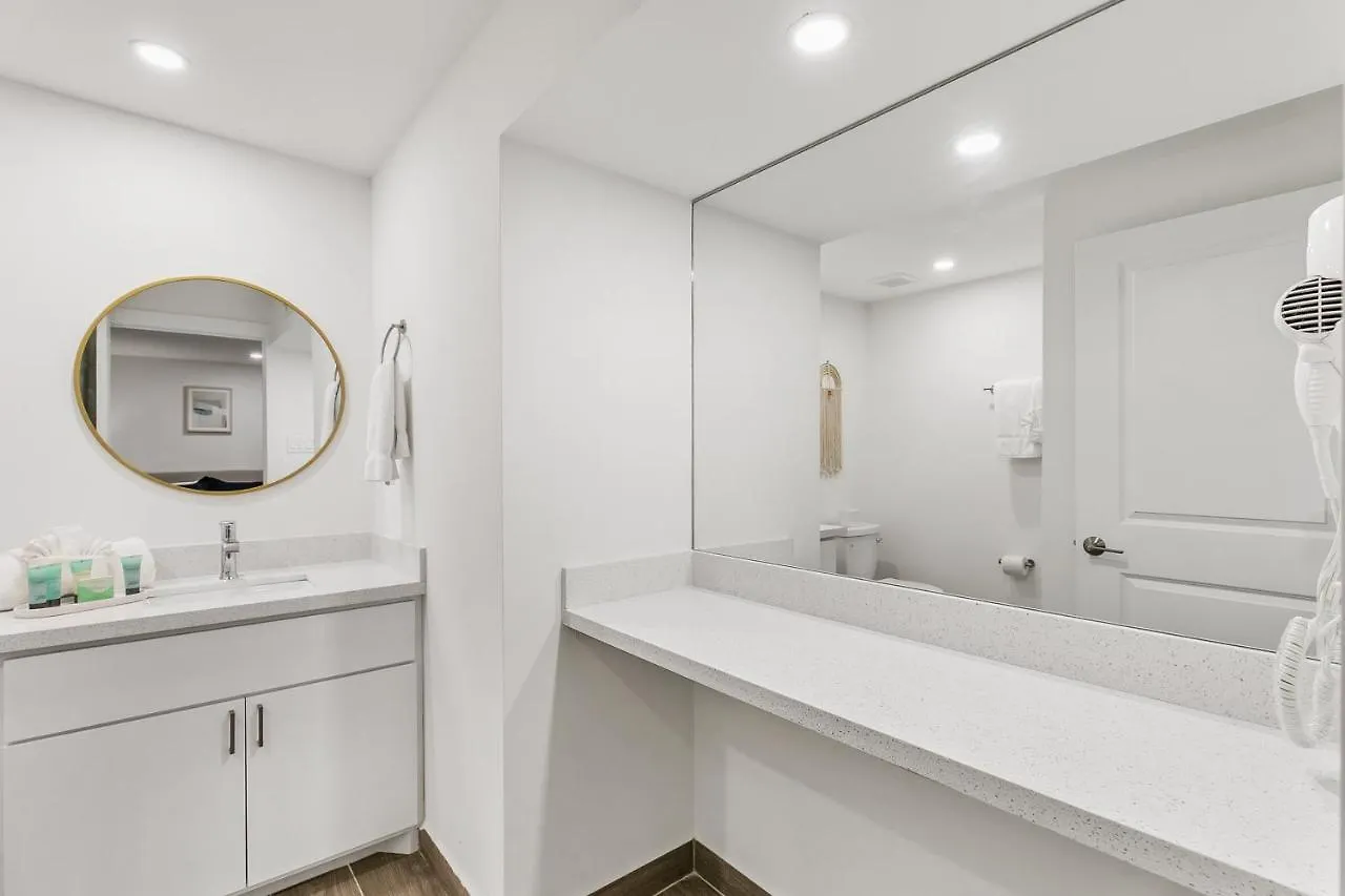 Fully Renovated Steps From The With Ocean View Balcony