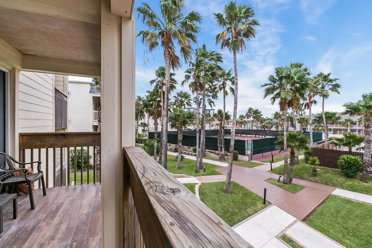 Newly Decorated In Beautiful Beachfront *