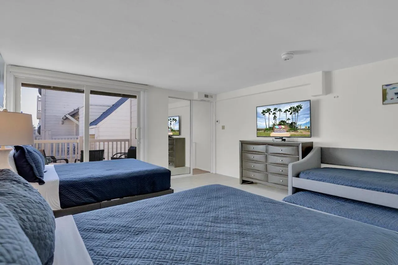 Holiday home Seconds Away From The Beach And Pool! Beautiful With Beachview Balconies Pet Friendly *