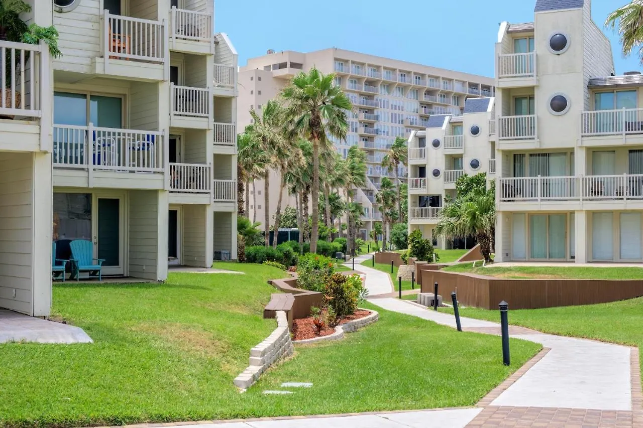 Holiday home Seconds Away From The Beach And Pool! Beautiful With Beachview Balconies Pet Friendly