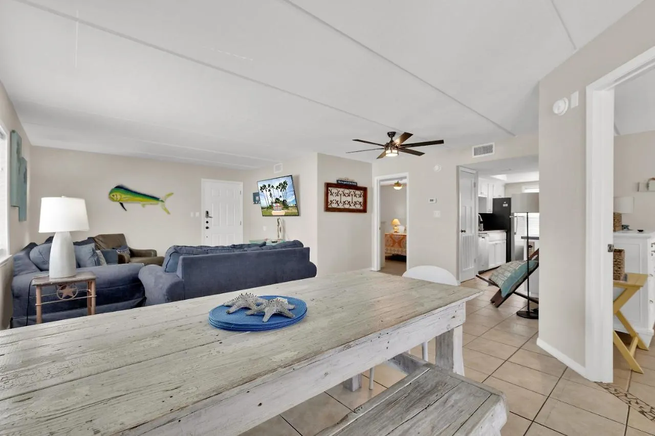 Gulf Coast Unit 4 Apartment *