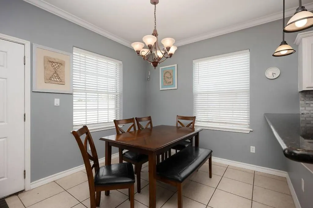 Luxury 3 Bed 2 Bath 2nd Floor By *
