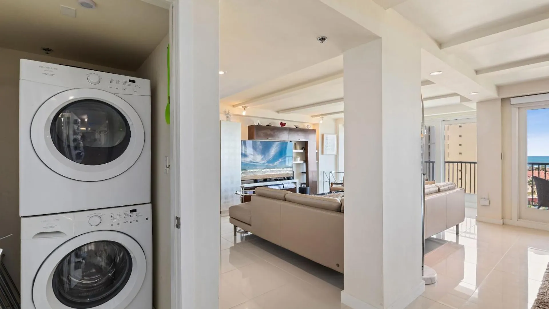 Modern With Ocean View Private Balcony Apartment *