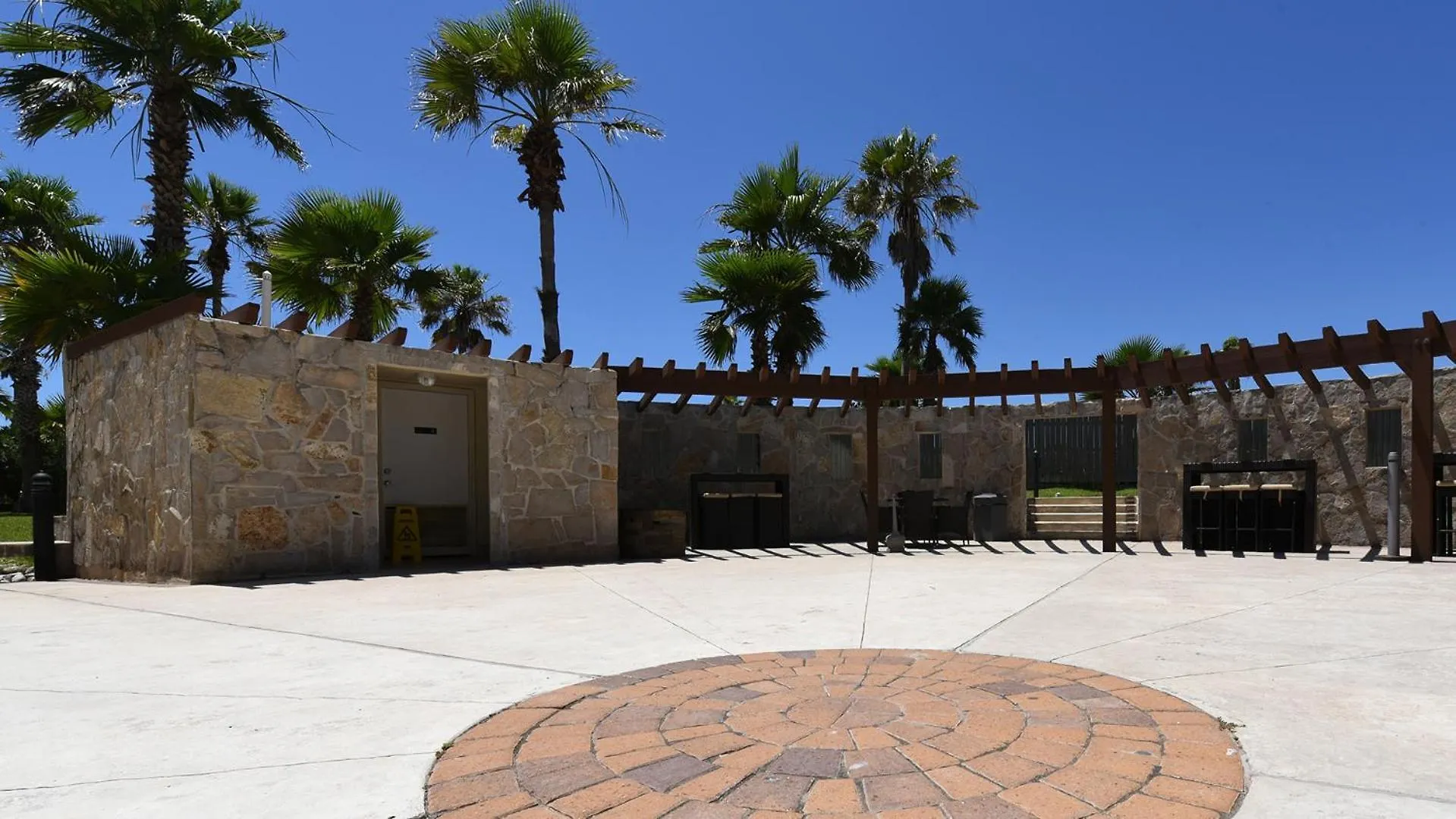 Amazing Beachfront Condo! Enjoy With Great Views Of Beach And Pool From Balcony Holiday home *