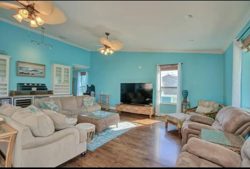 Breathtaking Sunset Views & Minutes To The Beach! *