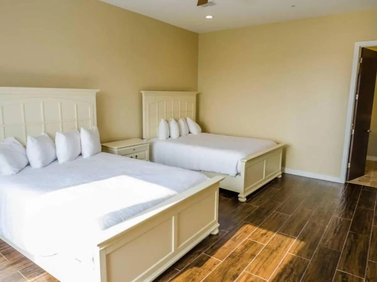 5 Bedroom Beachfront - 3rd Floor Apartmán