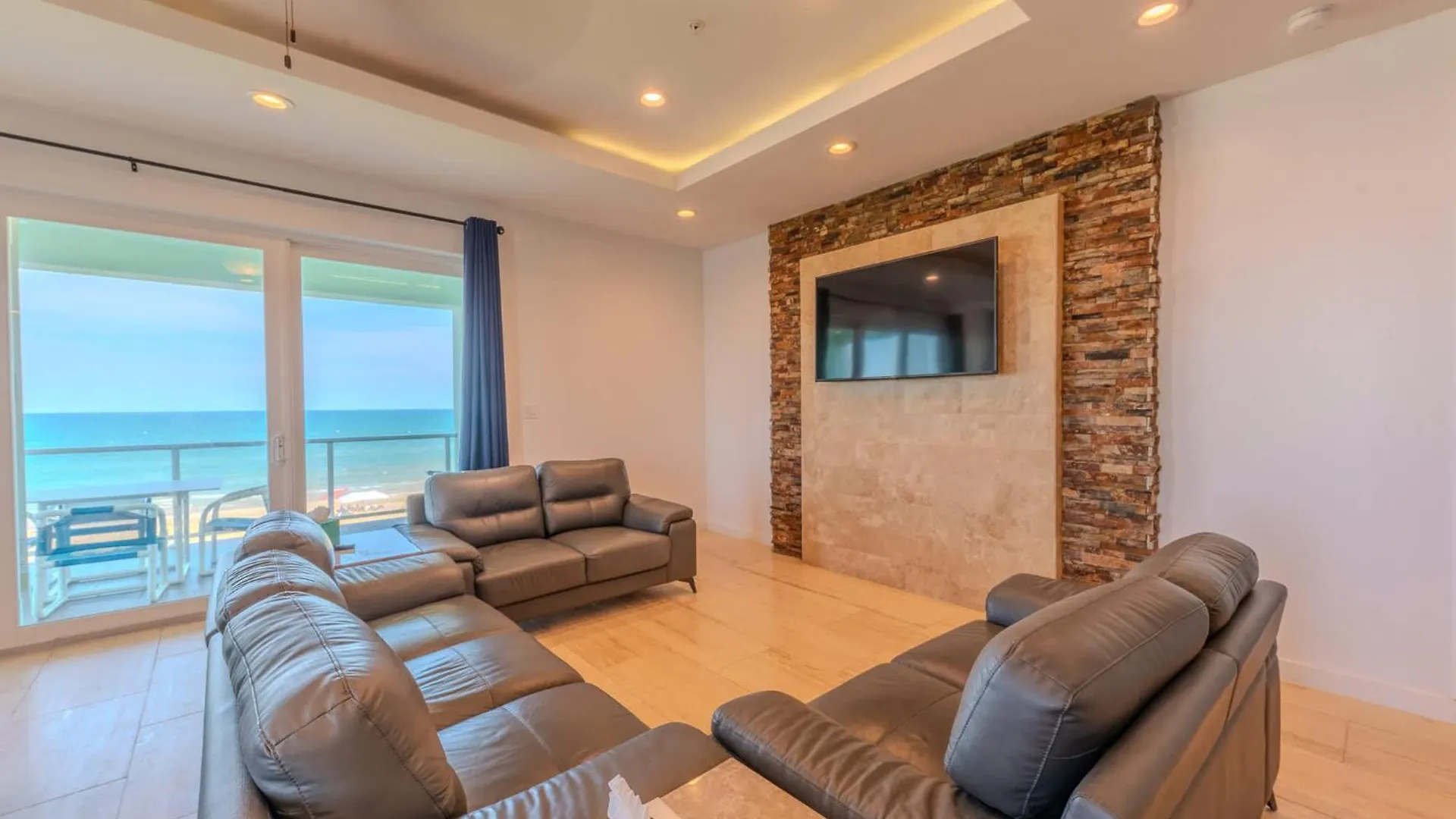 5 Bedroom Beachfront - 3rd Floor Apartmán