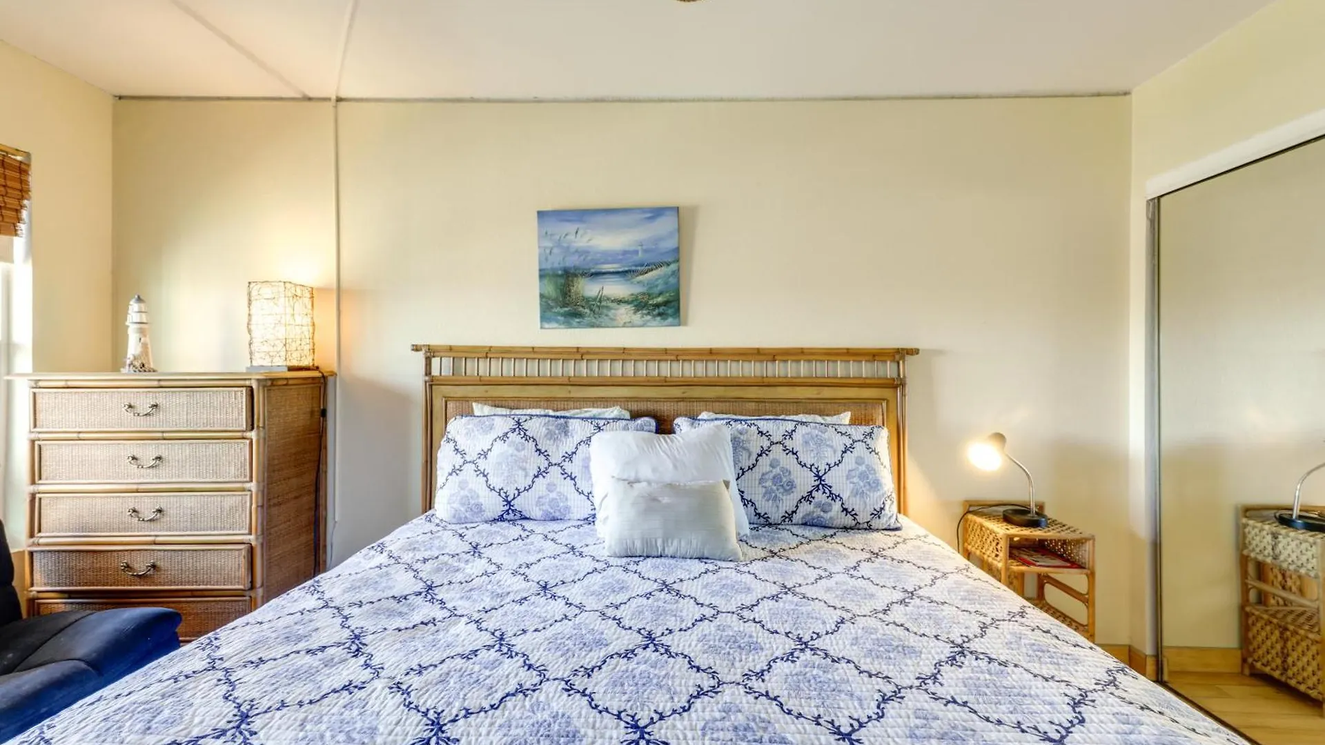 - Walk To Beaches! Apartment