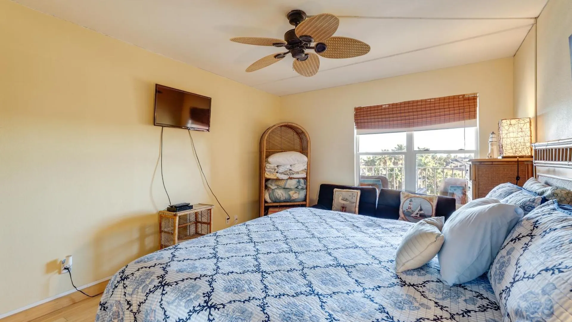 - Walk To Beaches! Apartment South Padre Island