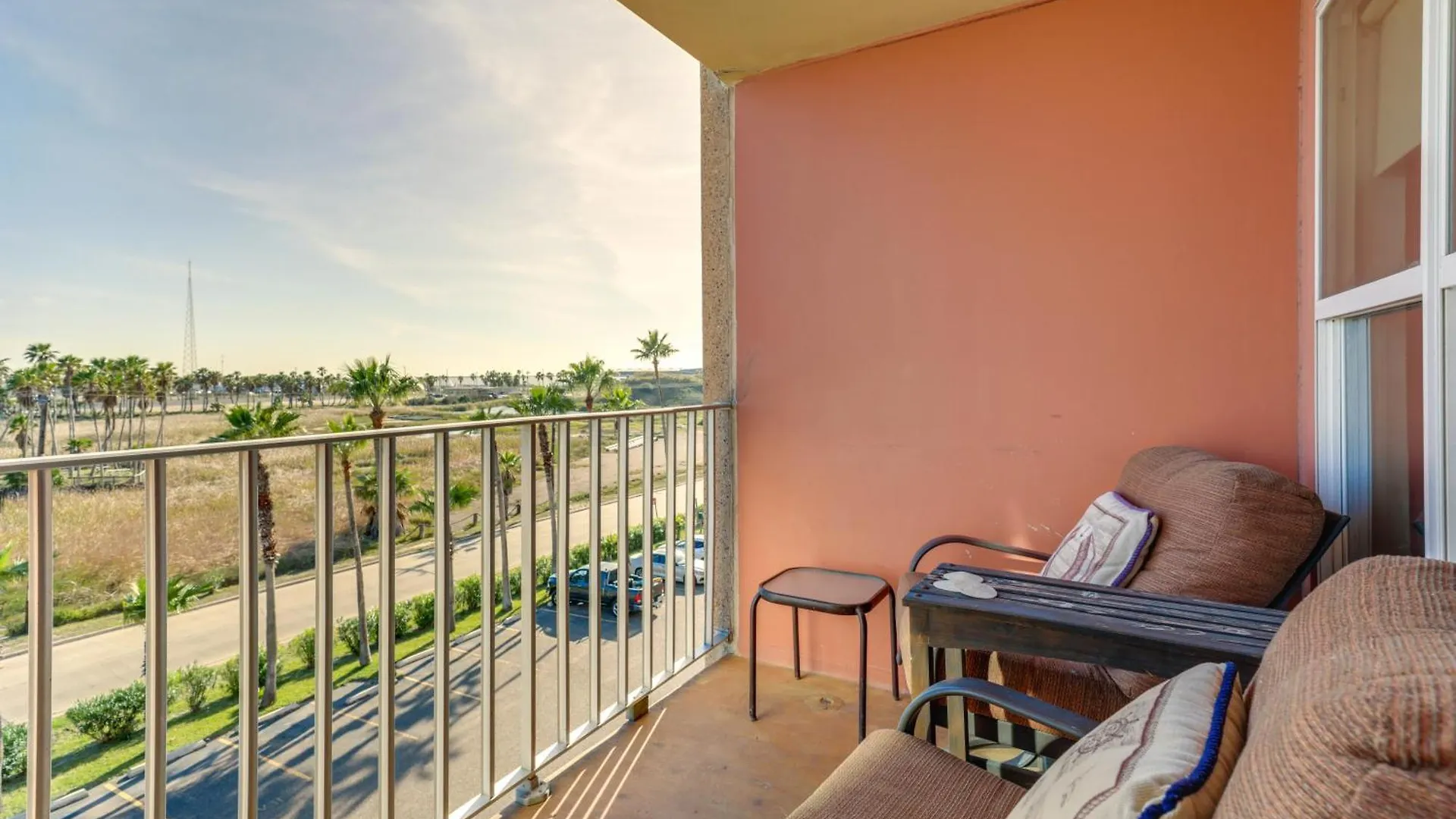 Apartment - Walk To Beaches! *